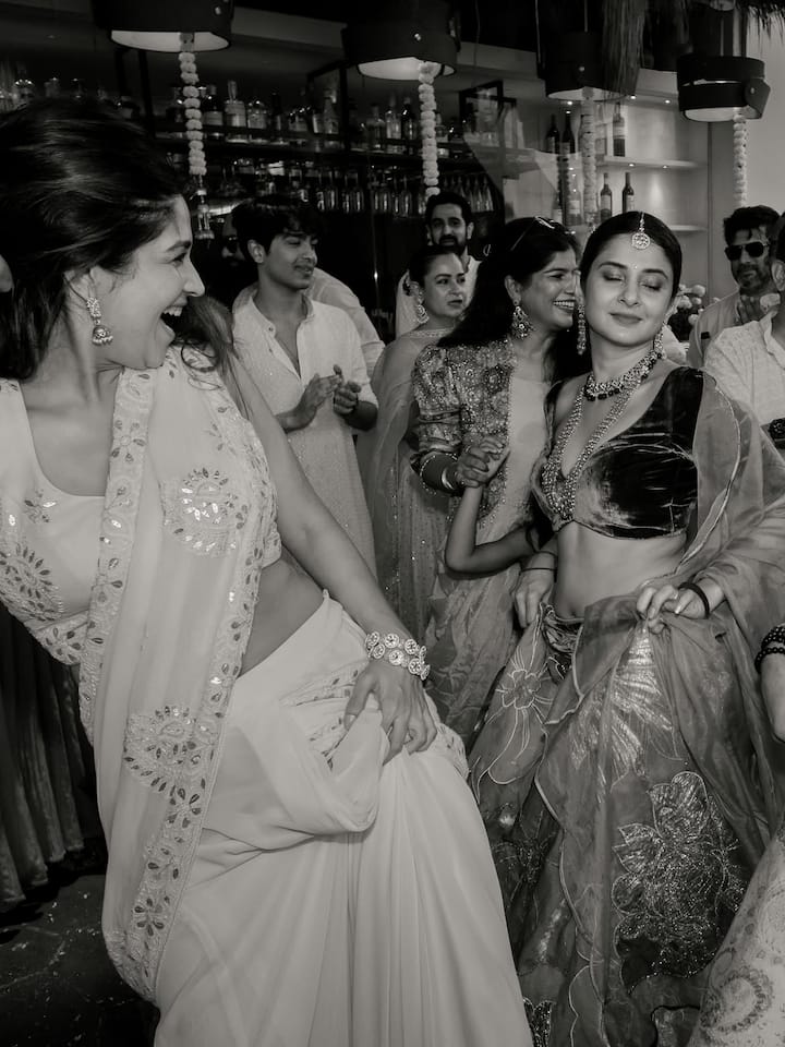 जेनिफर विंगेट अपनी हल्दी सेरेमनी में काफी खुश लग रही थीं. उन्होंने अपने दोस्तों संग जमकर डांस भी किया.