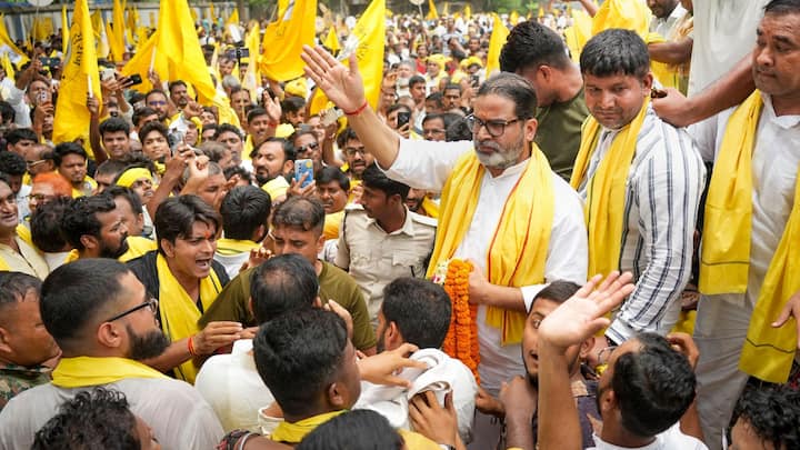 প্রথমেই নিজে রাজনীতিতে নেমে পড়েননি। এগিয়ে দিয়েছিলেন অন্যদের। তবে শেষ পর্যন্ত তাঁকেই নামতে হল। শুধু নামলেনই না, প্রথমবারেই বাজিমাত করলেন। বাঁকীপুর যেমন বিত্তশালী, শিক্ষিত মানুষের জায়গা হিসেবে পরিচিত, তেমনই অন্যান্য অনগ্রসর শ্রেণির উপস্থিতিও চোখে পড়ার মতো। বানিয়া, যাদব, মুসলিম ভোটারের সংখ্যা যথেষ্ট। তাঁদের জন্য প্রশান্ত কী করেন, তা সময়ই বলবে।