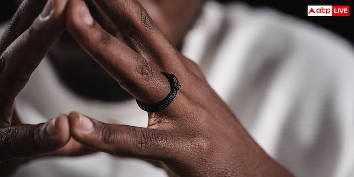 Smart Ring खरीदते समय सही साइज चुनना भी बेहद जरूरी होता है. अगर रिंग ज्यादा ढीली होगी तो सेंसर ठीक से डेटा रिकॉर्ड नहीं कर पाएंगे. वहीं अगर रिंग बहुत टाइट होगी तो लंबे समय तक पहनने पर अजीब सा महसूस हो सकता है. इसके अलावा मौसम या शरीर में सूजन आने पर उंगली का आकार थोड़ा बदल सकता है जिससे रिंग पहनने में परेशानी हो सकती है.