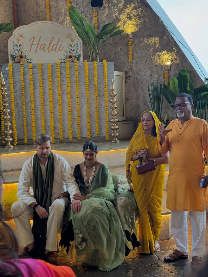 वहीं एक्ट्रेस के हसबैंड विलियम इश्माएल ने व्हाइट कुर्ता पहना था और ग्रीन कलर का दुपट्टा कैरी किया. वहीं दुल्हा और दुल्हन को छोड़ सबने येलो कलर का आउटफिट पहना.