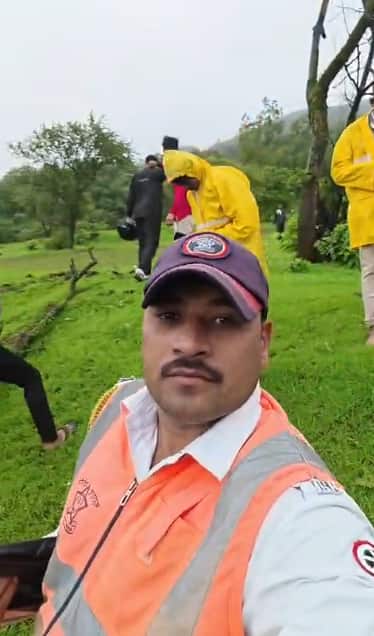 पुढच्या रस्त्याचा त्यांना अंदाज आला नाही अन अचानकपणे गाडी थेट दरीत कोसळली, सुदैवाने 50 फुटांवरील झाडांमध्ये गाडी अडकली. अपघाताची माहिती मिळताच बोरघाट महामार्ग पोलिसांचे पथक तातडीने घटनास्थळी दाखल झाले.