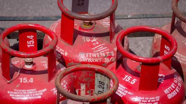 જો આપણે દેશના મોટા શહેરોમાં ઘરેલુ LPG સિલિન્ડરના ભાવ પર નજર કરીએ તો, હાલમાં દિલ્હીમાં તેની કિંમત 942 રૂપિયા છે. જ્યારે કોલકાતામાં આ ભાવ 968 રૂપિયા, મુંબઈમાં 941.50 રૂપિયા અને ચેન્નાઈમાં 957.50 રૂપિયા ચાલી રહ્યો છે.