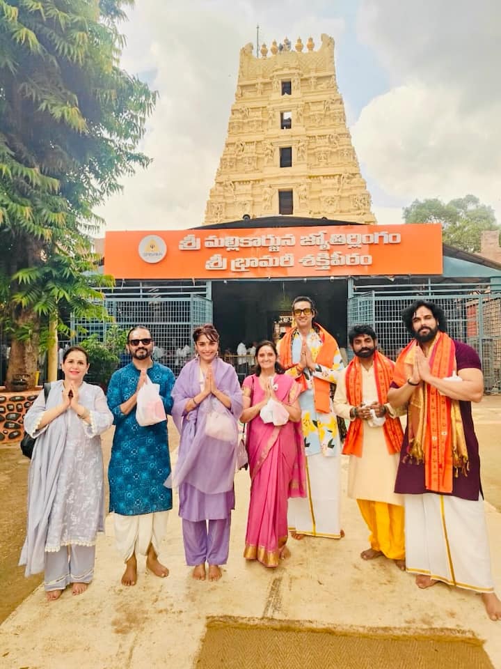 उन्होंने आगे लिखा, 'मेरे कृष्ण'  के साथ और ज्योतिर्लिंग और शक्तिपीठ जाना संभव हुआ इसे हम अपना सौभाग्य मानते हैं. हर हर महादेव. जय मां भ्रमरम्बा.'