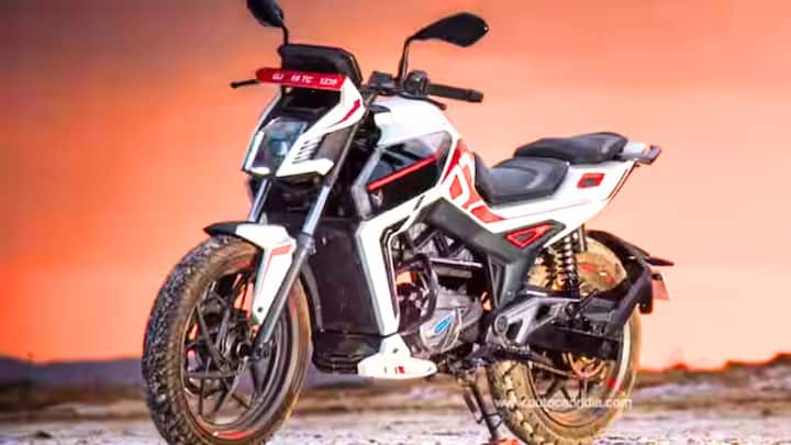 Ultraviolet F77 Mach 2 বাইকে তাদের জন্য় সেরা অপশন হতে পারে, যারা দুরন্ত গতির পারফরমেন্স বাইক চায়। পেট্রোল বাইকের থেকেও দুরন্ত গতি পওয়া যাবে এই বাইকে। যেকোনও বাইকের সামনে রাখলে, এটি সবার থেকে অনন্য দেখাবে। স্পোর্টি ডিজাইনের পাশাপাশি এতে সেরা গতি পাবেন আপনি। প্রিমিয়াম সেগমেন্টের বাইকের নাম উঠলেই এই দু-চাকাকে ধরা হবে। লম্বা রেঞ্জের পাশাপাশি এতে পাবেন দারুণ ব্রেকিং সিস্টেম।