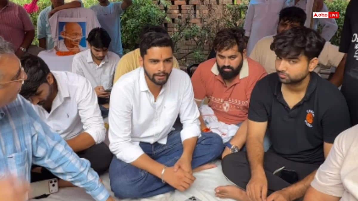 DU कुलपति के खिलाफ आंदोलन तेज, भूख हड़ताल पर DUSU उपाध्यक्ष