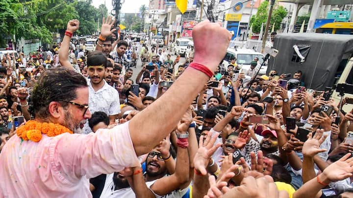 সেই সময়ও জয় নিয়ে তেমন আত্মবিশ্বাস শোনা যায়নি প্রশান্তর গলায়। বরং মানুষের বিচারবুদ্ধি নিয়েই কার্যত প্রশ্ন তুলেছিলেন তিনি। তাঁর বক্তব্য ছিল, “বিজেপি যদি বাঁকীপুরে জেতে, তাহলে মেনে নেব বিহারের মানুষ ওদের রাজনীতিতে বিশ্বাসী, ওদের নেতাদের পছন্দ করেন, ওদের সরকারে আস্থা রাখেন। বিজেপি হারলে ওদের সরকারকে বুঝতে হবে যে, বিহারবাসী ওদের আচরণ, চরিত্র, ভাবমূর্তি এবং শাসন-কিছুই পছন্দ করছেন না।”