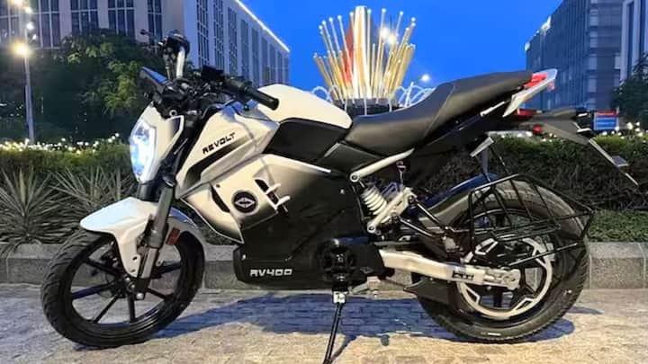 Revolt RV 400 যুব প্রজন্মের জন্য এটি একটি দারুণ অপশন হতে পারে। স্পোর্টি লুকের পাশাপাশি পাওয়ারফুল পারফরম্যান্স পাওয়া যাবে এই বাইকে। এতে আপনি ব্যাটারি চেঞ্জ করে অন্যটা বসাতে পারবেন। ওই সময়ে আরেকটি ব্যাটারি চার্জে দিতে পারবে রাইডার। এ ছাড়াও বাইকে পাবেন স্মার্টফোন কানেক্টিভিটি ও একাধিক রাইডিং মোড। একবার চার্জ করলে ভাল রেঞ্জ দেয় এই বাইক, যা আপনাকে কম দূরত্ব বা প্রতিদিনের অফিস যাত্রার জন্য় পারফেক্ট হতে পারে।
