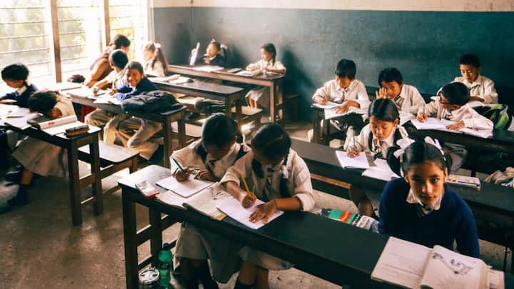 वहीं शैक्षणिक गतिविधियां पूरी तरह प्रभावित न हो इसके लिए कई सरकारी और प्राइवेट संस्थान इस अवधि में ऑनलाइन क्लासेस संचालित करने की तैयारी कर रहे हैं. वहीं प्रशासन ने सभी संस्थाओं को जारी आदेश का सख्ती से पालन करने और आवश्यक व्यवस्थाएं सुनिश्चित करने के भी निर्देश दिए हैं.