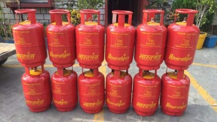 ઓગસ્ટ મહિનાની શરૂઆત આમ તો LPG ગ્રાહકો માટે એક સારા સમાચાર સાથે થઈ હતી. 1 ઓગસ્ટ 2026 ના રોજ ઓઇલ કંપનીઓએ 19 કિલોવાળા કોમર્શિયલ ગેસ સિલિન્ડરના ભાવમાં નોંધપાત્ર ઘટાડો કરીને લોકોને મોટી રાહત આપી હતી. જોકે, 14 કિલોવાળા ઘરેલુ ગેસ સિલિન્ડરના ભાવમાં કોઈ જ ફેરફાર કરાયો નથી. આ સાથે જ કંપનીઓએ સિલિન્ડરનો સપ્લાય વિના અવરોધે ચાલુ રહે તે માટે ગ્રાહકોને તાત્કાલિક પોતાનું e-KYC પૂરું કરવા માટે કડક ચેતવણી પણ આપી છે.