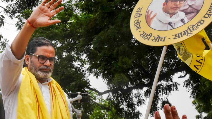 ২০২১ সালে পশ্চিমবঙ্গে তৃতীয়বারের জন্য তৃণমূলকে জেতানোর নেপথ্য কারিগরও ছিলেন প্রশান্ত। তৃণমূলের হাত ধরে তাঁর রাজনৈতিক অভিষেকের কথাও শোনা গিয়েছিল। কিন্তু তখনই প্রশান্ত জানিয়ে দেন, ভোটকুশলীর কাজ থেকে সরতে চান তিনি। নিজের জন্মভূমি বিহারের জন্য কিছু করতে চান। সেই মতোই ২০২২ সালে I-PAC থেকে সরে আসেন এবং ‘জন সুরাজ পার্টি’র সূচনা করেন। পায়ে হেঁটে ঘুরে দেখেন গোটা বিহার।