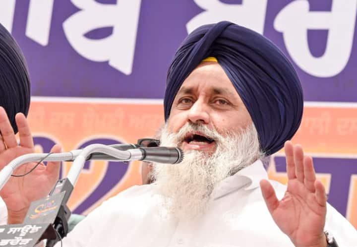 ਸਿੱਧੂ ਨੇ ਦੋਸ਼ ਲਗਾਇਆ ਕਿ ਹਰਜੀਤ ਸਿੰਘ ਵਾਲੀਆ ਅਤੇ ਸੁਖਦੇਵ ਸਿੰਘ ਉਰਫ਼ ਸੁੱਖਾ ਕਾਦੂਪੁਰ ਵੱਲੋਂ ਪਿਛਲੇ ਲੰਮੇ ਸਮੇਂ ਤੋਂ ਪਾਰਟੀ ਪ੍ਰੋਗਰਾਮਾਂ ਤੋਂ ਦੂਰੀ ਬਣਾਈ ਗਈ ਹੈ ਅਤੇ ਪਾਰਟੀ ਵਿਰੋਧੀ ਗਤੀਵਿਧੀਆਂ ਦੇ ਤਹਿਤ ਕੰਮ ਕੀਤਾ ਜਾ ਰਿਹਾ ਹੈ।