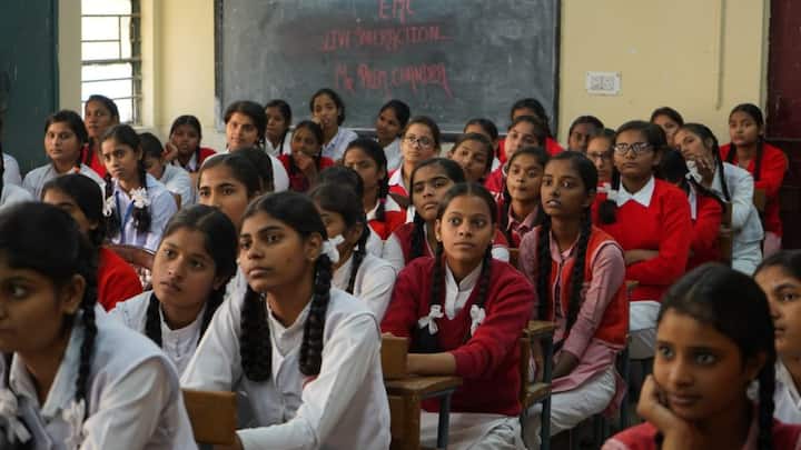 कावड़ यात्रा के दौरान श्रद्धालुओं की भारी आवाजाही को देखते हुए मुजफ्फरनगर में भी स्कूल बंद रखने के निर्देश जारी किए हैं. प्रशासन ने सुरक्षा और यातायात व्यवस्था को सुचारू बनाए रखने के लिए यह फैसला लिया है.