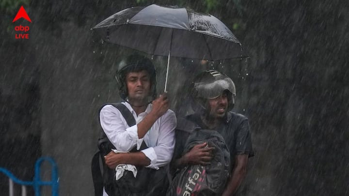 বেলা বাড়তেই শুরু হয়েছে প্রবল বৃষ্টি। কলকাতা-সহ দক্ষিণবঙ্গের প্রায় সব জেলাতেই আজ ঝড়বৃষ্টি হয়েছে বলে খবর।