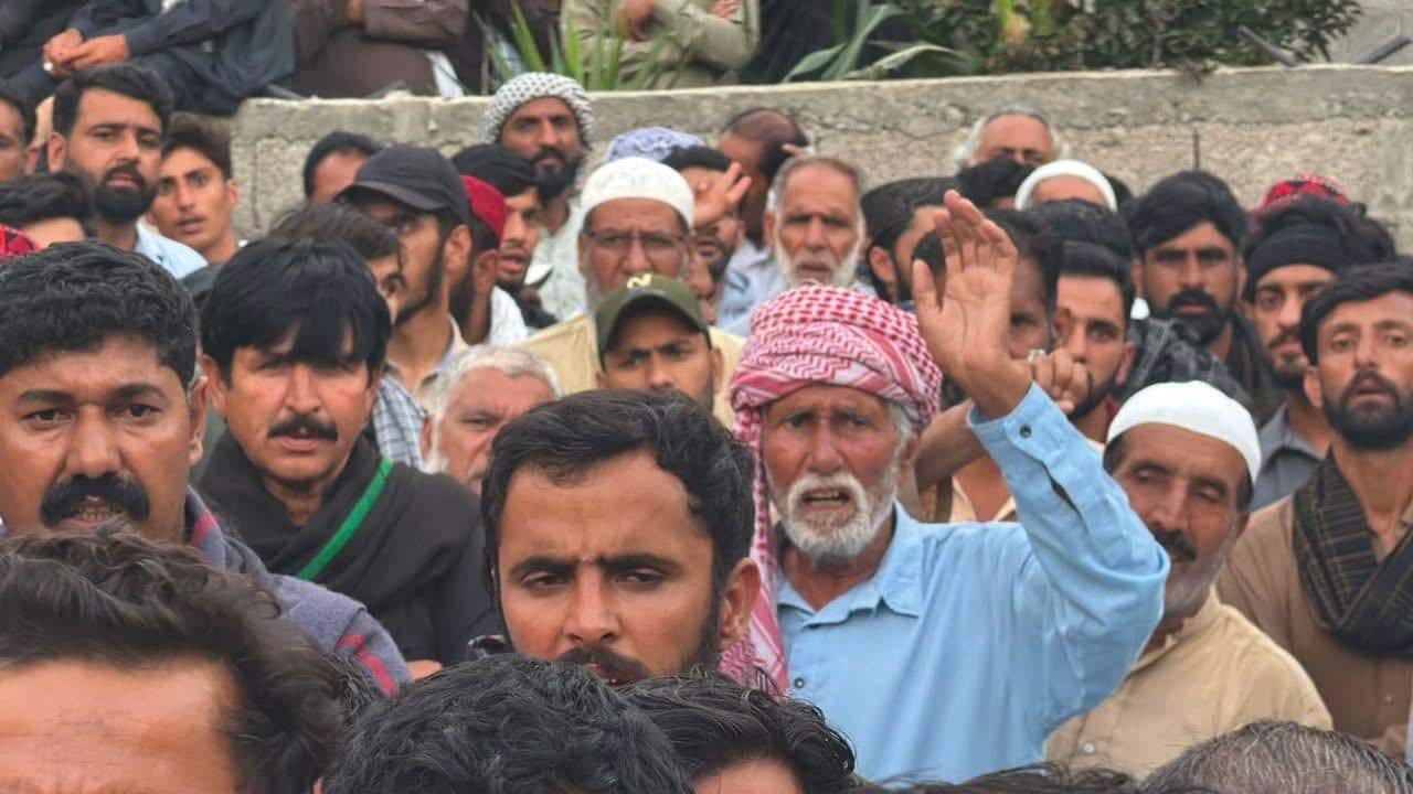 PoK Unrest Escalates: Day 4 Firing At Lal Chowk Leaves 1 Dead; Police Caught Burning Vehicles