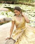 Eesha Rebba : గోల్డ్ కలర్ డ్రెస్‌లో అందాల ఈషా - సరస్సు ఒడ్డున దేవకన్యలా...