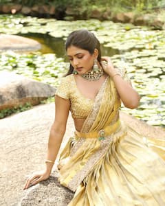 Eesha Rebba : గోల్డ్ కలర్ డ్రెస్‌లో అందాల ఈషా - సరస్సు ఒడ్డున దేవకన్యలా...