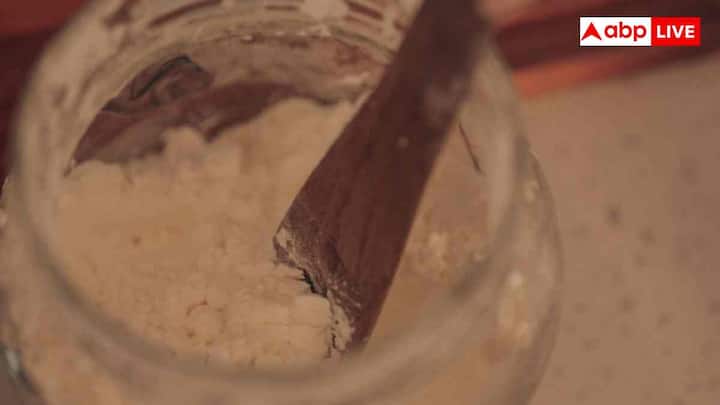 अगर चिमनी पर बहुत मोटी परत जमी है, तो कॉर्नस्टार्च और पानी का पेस्ट बनाकर लगाएं. इसे कुछ देर सूखने दें, फिर हल्के हाथों से रगड़कर साफ करें. यह तरीका खासकर स्टील की चिमनी के लिए अच्छा काम करता है.