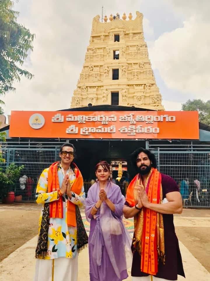 सभी ने मंदिर के सामने खड़े होकर तस्वीरें क्लिक करवाई हैं. कुछ फोटोज में सौरभ राज जैन  सेल्फी लेते भी नजर आ रहे हैं.