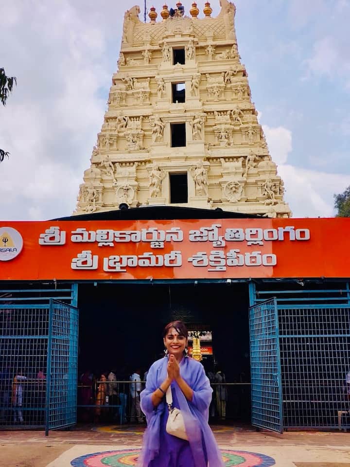 सौरभ राज जैन ने इन तस्वीरों के शेयर करते हुए लिखा, 'सावन का पहला सोमवार और महादेव की कृपा से कल श्रीशैलम, मल्लिकार्जुन के दर्शन प्राप्त हुए, साथ ही शक्तिपीठ मां भ्रमरम्बा जी का आशीर्वाद मिला.'