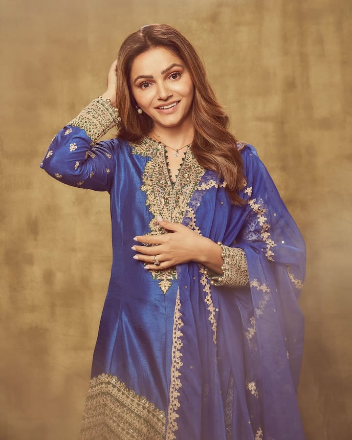 रुबीना दिलैक ने अपनी शुरूआती पढ़ाई शिमला से पूरी की है. इसके बाद एक्ट्रेस ने St. Bede's College, शिमला से अंग्रेजी साहित्य में ग्रेजुएशन किया.