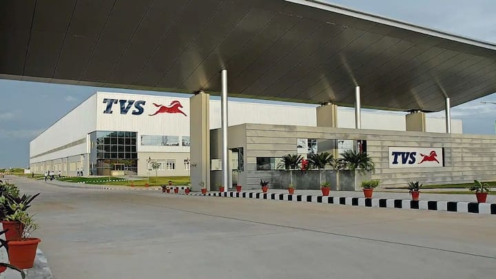 बता दें कि, भारतीय टू-व्हीलर मार्केट में टीवीएस ने अपनी एक अलग साख बनाई है. इनकी बजट बाइक्स की सबसे बड़ी खासियत इनकी बिल्ड क्वालिटी और कम्फर्टेबल सस्पेंशन सेट-अप है. भारतीय सड़कों के गड्ढों और उबड़-खाबड़ रास्तों को ये बाइक्स बहुत आसानी से झेल लेती हैं. इसके अलावा इनके स्पेयर पार्ट्स भी काफी सस्ते होते हैं जिससे जेब पर अचानक से कोई बड़ा बोझ नहीं पड़ता.