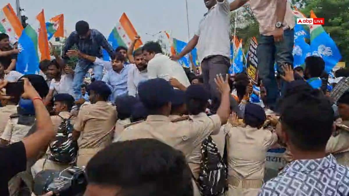 पटना: CM आवास घेरने निकले NSUI कार्यकर्ता, बैरिकेड तोड़ आगे बढ़े
