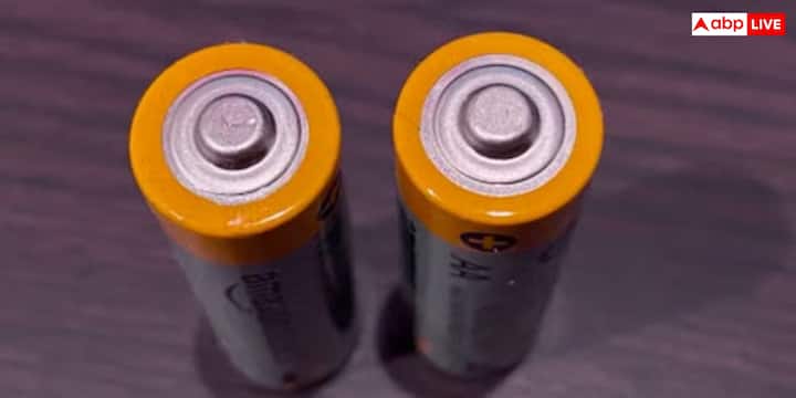 आपको बता दें कि किसी भी नई बैटरी को बाजार में लाने से पहले उसे सैकड़ों या हजारों बार चार्ज और डिस्चार्ज किया जाता है. इसके बाद वैज्ञानिक एडवांस माइक्रोस्कोप और कैमिकल जांच की मदद से ये चेक करते हैं कि बैटरी के अंदर समय के साथ क्या बदलाव हुए और उसकी ताकत क्यों कम हुई. इसी प्रोसेस से कमजोरियों की पहचान होती है और डिजाइन में सुधार किया जाता है.