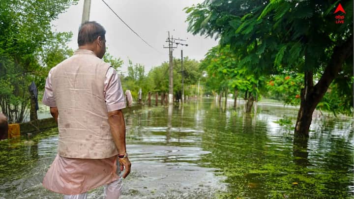 বিপদসীমা পেরোনোর আগেই, প্রায় ৩০ হাজার মানুষকে নিরাপদ স্থানে সরিয়ে নিয়ে গিয়েছে প্রশাসন।