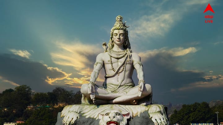 ভগবান শিবকে দেবাদিদেব বলা হয়। ভক্তরা বিশ্বাস করে, তিনি ভক্তদের সব ধরনের সংকট, দুঃখ ও বিপদ থেকে রক্ষা করেন। আন্তরিক ভক্তিতেই সন্তুষ্ট হন তিনি। বিশ্বাস, ভক্তদের প্রতি তাঁর আশীর্বাদ থাকলে জীবনের কঠিন পরিস্থিতিও সহজ হয়ে যায়