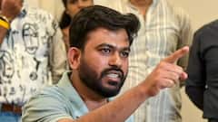 आधी वडिलांच्या संपत्तीच्या चौकशीची मागणी, आता अभिजीत दिपकेंविरोधात पोलिसांत तक्रार, नेमकं काय घडलं?