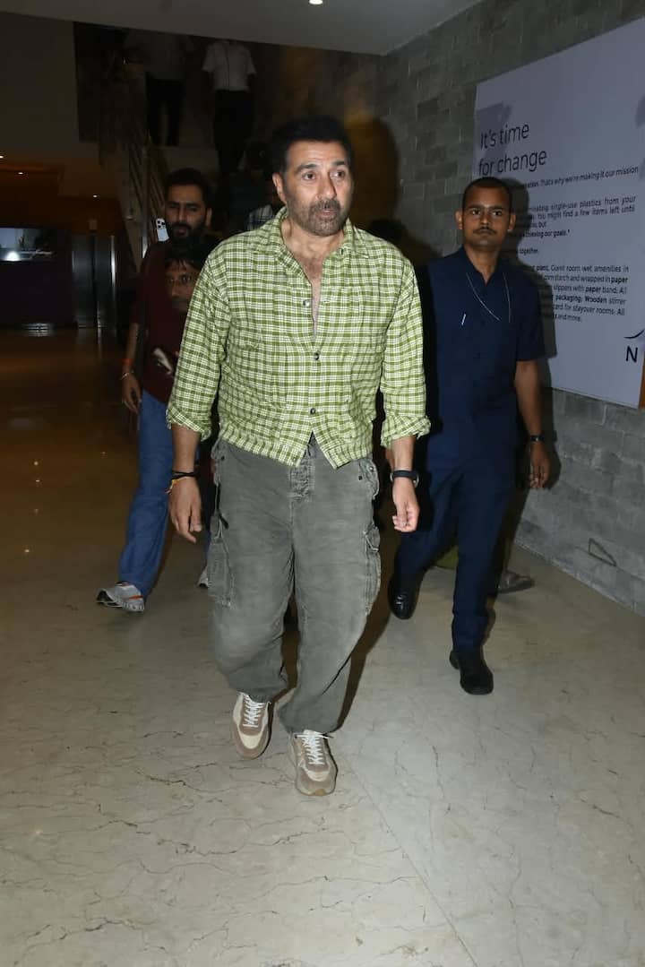 बेज रंग के स्नीकर्स और हाथ में घड़ी ने उनके लुक को पूरा किया. हमेशा की तरह सनी ने मुस्कुराते हुए पैपराजी के लिए कई पोज दिए.