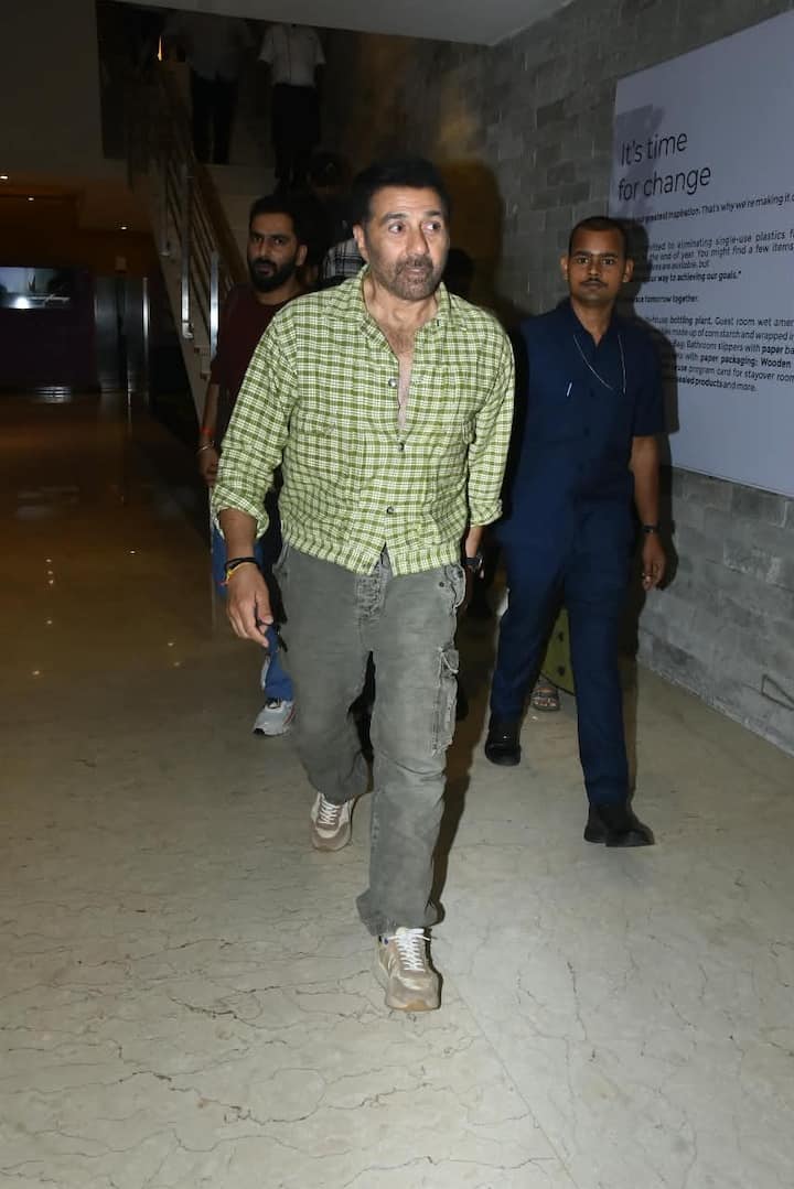 वहीं, इवेंट में सनी देओल कैजुअल लुक में नजर आए. उन्होंने ग्रीन और क्रीम चेक्स वाली फुल स्लीव शर्ट को कार्गो पैंट के साथ पेयर किया था.