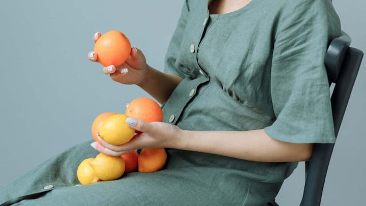 High Blood Pressure in Pregnancy: प्रेग्नेंसी में हाई BP कंट्रोल करने के लिए खाएं ये 6 चीजें, होगा फायदा 1 केला, संतरा और तरबूज जैसे फलों में पोटैशियम भरपूर मात्रा में पाया जाता है. पोटैशियम शरीर में सोडियम के स्तर को संतुलित रखने में मदद करता है, जिससे ब्लड प्रेशर को नियंत्रित रखने में आसानी होती है. इन फलों को रोजाना डाइट में शामिल करना गर्भवती महिलाओं के लिए फायदेमंद माना जाता है.