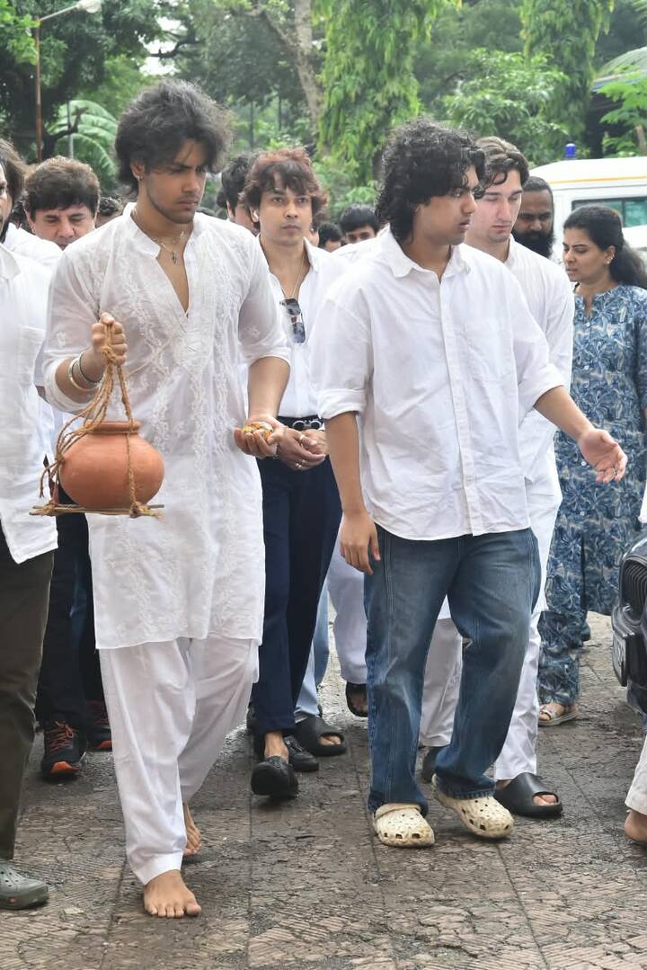 इस दौरान उनके बेटे विक्रम रावत बेहद इमोशनल नजर आएं. उनके आंखों में आंसू छलक रहे थे.