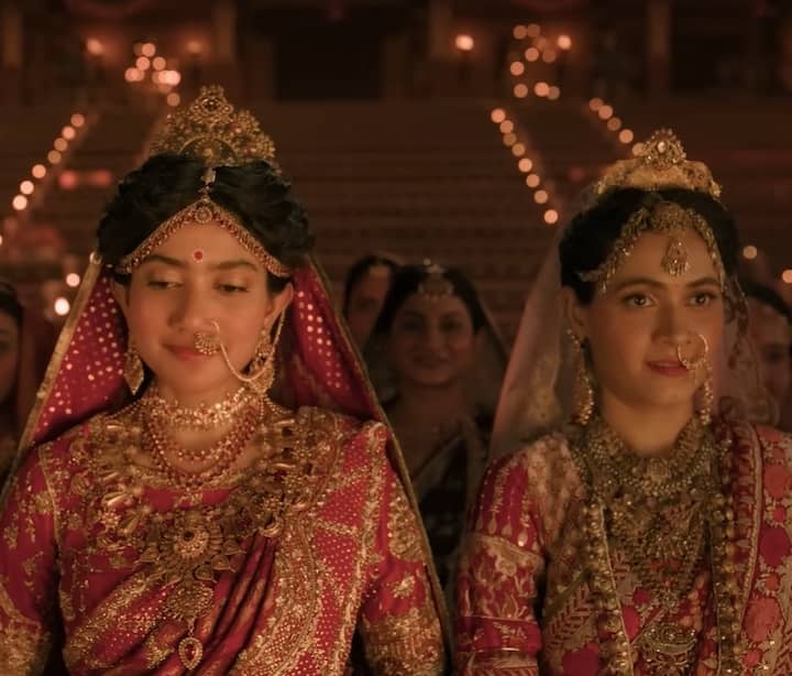 'रामायण' में सीता की बहनों का किरदार कौन निभा रहा है, इसे लेकर भी लोगों में काफी उत्सुकता है. फाइनली इस राज से भी पर्दा उठ चुका है. अगर आप नहीं जानते, तो आइए बताते हैं कि उर्मिला, मांडवी और श्रुतकीर्ति के रोल में कौन-सी एक्ट्रेसेस नजर आएंगी.