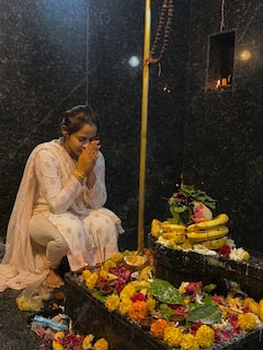 Swathi Deekshith: శివాలయంలో 'బిగ్ బాస్' బ్యూటీ పూజలు... హీరోయిన్‌గానూ చేసిందండోయ్