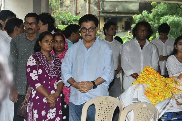 मुंबई के गोरेगांव वेस्ट स्थित इम्पीरियल हाइट्स में आज उनका अंतिम संस्कार होना है.