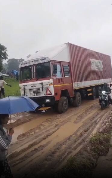 बेळगाव गोवा महामार्गांवरील गुंजीजवळ रस्त्याचे काम रेंगाळल्याने नागरिक व वाहनधारकांना मोठ्या समस्यांना सामोरे जावे लागत आहे.