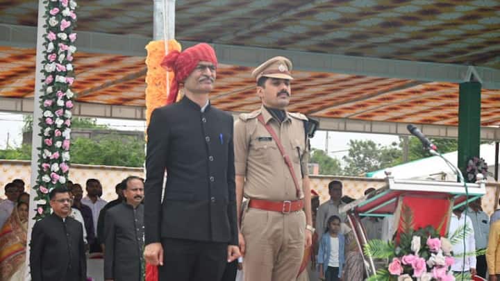 बचपन में प्रेमसुख भी घर के कामों में हाथ बंटाते थे और कई बार मवेशी चराने की जिम्मेदारी भी निभाते थे. उन्होंने गांव के सरकारी स्कूल से शुरुआत की पढ़ाई पूरी की और बाद में बीकानेर के सरकारी डूंगर कॉलेज से आगे की शिक्षा हासिल की.