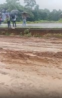 रस्ता आहे की, चिखलमार्ग; गोवा मार्गावर बससह वाहने फसली, विद्यार्थ्यांसह नागरिकांना मोठा त्रास