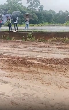 रस्ता आहे की, चिखलमार्ग; गोवा मार्गावर बससह वाहने फसली, विद्यार्थ्यांसह नागरिकांना मोठा त्रास