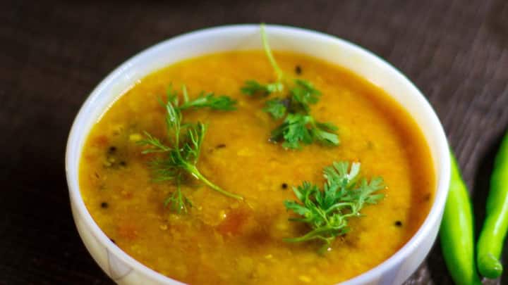 दाल और अंडे जैसे प्रोटीन युक्त खाद्य पदार्थ मां और शिशु दोनों के लिए जरूरी पोषक तत्व उपलब्ध कराते हैं. प्रोटीन शरीर के विकास और मरम्मत के लिए आवश्यक होता है, इसलिए इसे डाइट में पर्याप्त मात्रा में शामिल करना चाहिए.