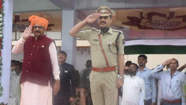 प्रेमसुख डेलू ने अगले 6 वर्षों में लगातार कई सरकारी परीक्षाओं में सफलता हासिल की. उन्होंने राजस्थान ग्राम सेवक भर्ती परीक्षा में दूसरा स्थान प्राप्त किया, इसके अलावा राजस्थान पुलिस सब इंस्पेक्टर, असिस्टेंट जेलर, तहसीलदार, कॉलेज लेक्चरर, स्कूल लेक्चरर समेत कुल 12 सरकारी नौकरियों के लिए चयनित हुए. हालांकि उनका अंतिम लक्ष्य भर्ती पुलिस सेवा में जाना था, इसलिए उन्होंने अन्य पदों पर रुकने की बजाय यूपीएससी की तैयारी जारी रखी.