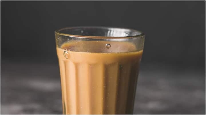 ఎక్కువ పాలు, ముఖ్యంగా హెవీ మిల్క్ టీ, కొందరిలో కడుపు ఉబ్బరం లేదా భారంగా అనిపించడానికి కారణం కావచ్చు. లాక్టోస్ను జీర్ణం చేసుకోలేని వారికి ఈ సమస్య మరింత ఎక్కువగా ఉండొచ్చు.