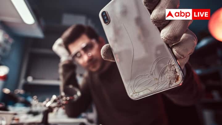 अगर फोन का बैक ग्लास डैमेज हो गया है तो इसका सीधा असर वायरलेस चार्जिंग, स्ट्रक्चरल सपोर्ट और वाटर रजिस्टेंस पर पड़ेगा. अगर आप इसे समय रहते हुए रिपेयर नहीं करवाते हैं तो पानी अंदर जा सकता है. इसी तरह इंटरनल पार्ट्स पर धूल जमा होने, फ्रेम के डैमेज होने का खतरा रहता है. इसलिए डैमेज को रिपेयर कर इन बड़े खतरों और इनके खर्चों से बचा जा सकता है.