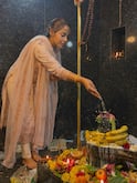 Swathi Deekshith: శివాలయంలో 'బిగ్ బాస్' బ్యూటీ పూజలు... హీరోయిన్‌గానూ చేసిందండోయ్