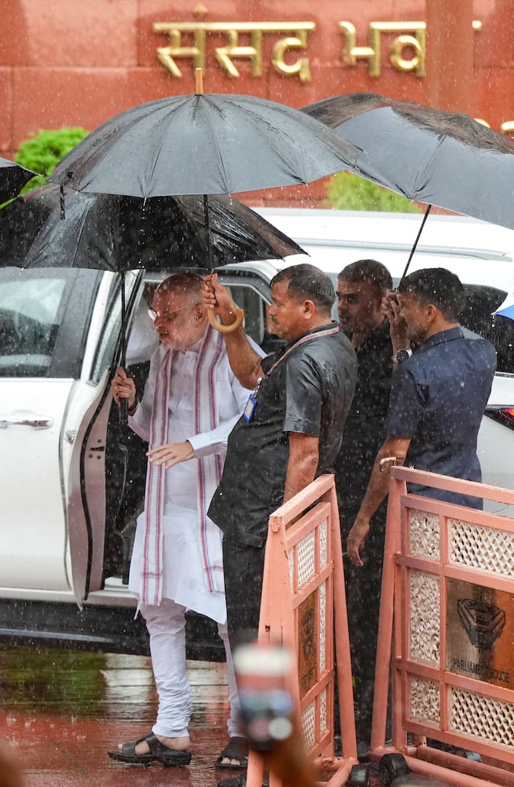 अमित शाह जब संसद पहुंचे तो वो खुद छाता लिए आगे बढ़े.