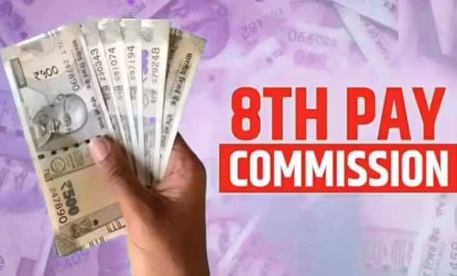 8મા પગાર પંચના અમલીકરણ માટે તૈયારીઓ ચાલી રહી છે. એક કમિશનની રચના કરવામાં આવી છે અને વિવિધ સ્થળોએ બેઠકો યોજાઈ છે. કર્મચારીઓ અને યુનિયનોએ પણ તેમની માંગણીઓ અને શરતો રજૂ કરી છે.દિલ્હીથી તમિલનાડુ સુધી, 8મા પગાર પંચ હેઠળ અસંખ્ય બેઠકો યોજાઈ છે, જ્યાં કર્મચારીઓએ નોંધપાત્ર પગાર વધારો, મોંઘવારી ભથ્થું (DA), HRA અને અન્ય લાભો માટેની માંગણીઓ વ્યક્ત કરી છે.