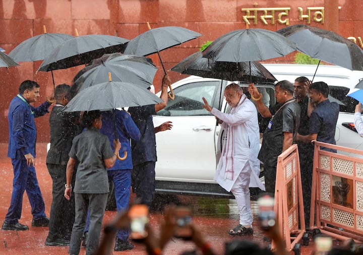 अमित शाह सुरक्षाकर्मियों से घिरे हुए नजर आए.