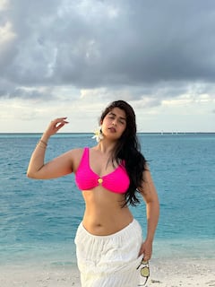 Nikita Sharma: బికినిలో హిందీ సీరియల్ నటి నిఖిత... బీచ్‌లో బోల్డ్ ఫోజులు